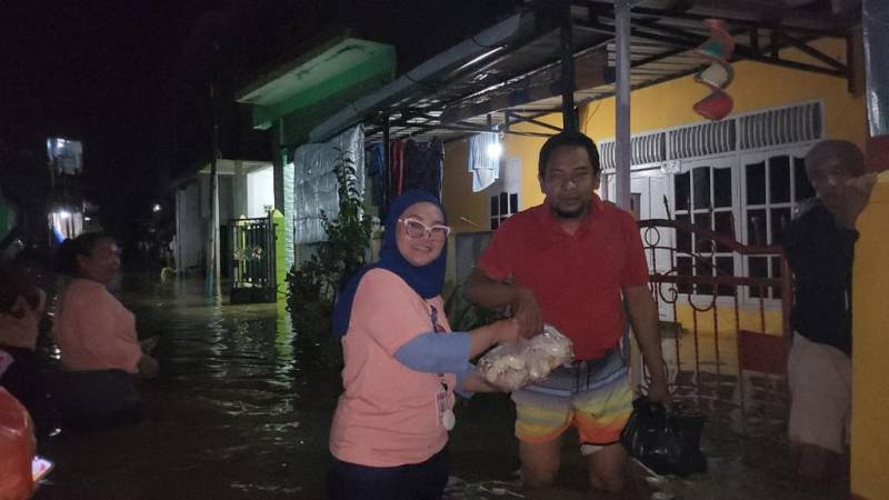 Terabas Banjir, Mak Ganjar Door to Door Bagikan Bantuan ke Warga Terdampak Banjir di Sulsel