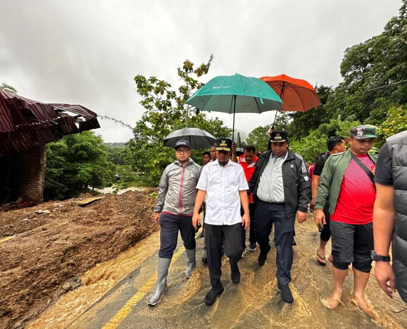 Kunjungi Lokasi Longsor Maros, Gubernur Sulsel Akan Relokasi Warga Di Bantaran Sungai