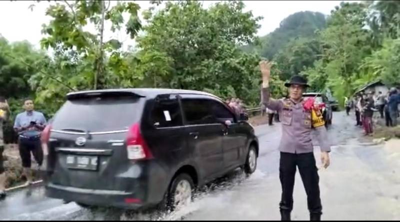 Pasca Longsor, Lalu Lintas Poros Maros- Bone Masih Padat Merayap