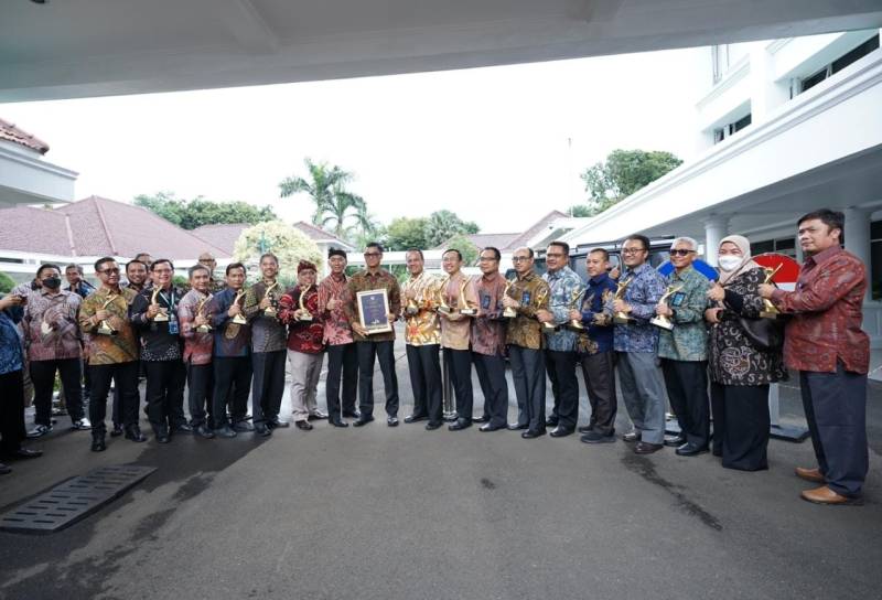 Terbaik Sepanjang Sejarah, PLN Raih 15 Penghargaan Proper Emas dan CEO Green Leadership Utama