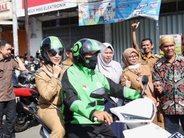 Gunakan Ojek Online, Fatmawati Rusdi Kunjungi Tiga Lorong Wisata