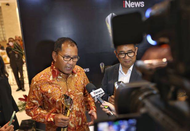 Sukses Bangun Ekonomi Berkelanjutan, Danny Pomanto Terima Penghargaan Indonesia Award 2022