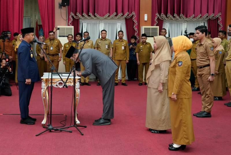 Lantik Pejabat Administrator dan Kepsek, Gubernur: Jaga Integritas, Loyalitas, dan Kinerja yang Baik