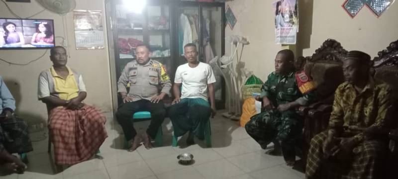 Dekatkan Diri ke Masyarakat, Bhabinkamtibmas Bersama Babinsa Sambangi Warga Pulau Lumu-lumu