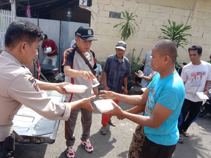 Jumat ke-50, Polres Bantaeng Kembali Salurkan Bantuan Makanan Siap Saji ke Warga