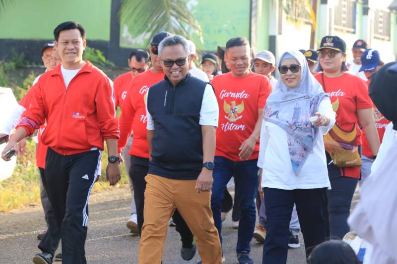 Bersama Ketua TP PKK, Bupati Budiman Hadiri Jalan Santai HUT PT. Putra Mahalona