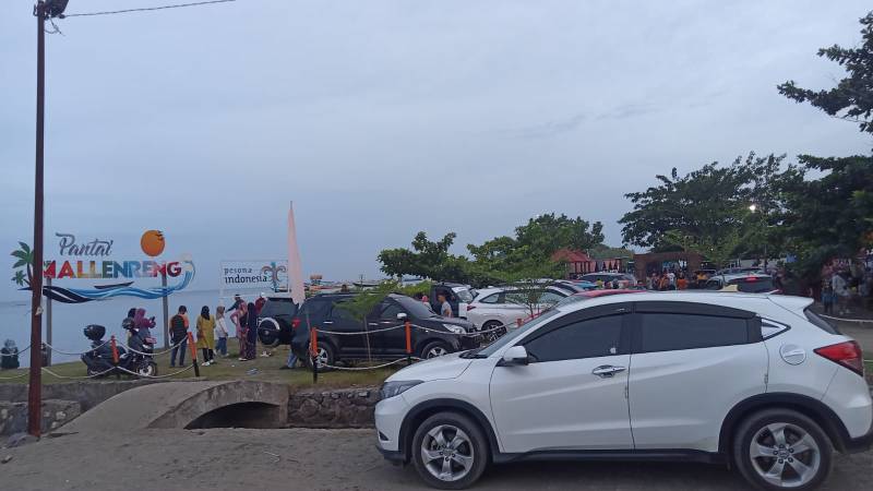 Awal Tahun, Pantai Mallenreng Padat Pengunjung