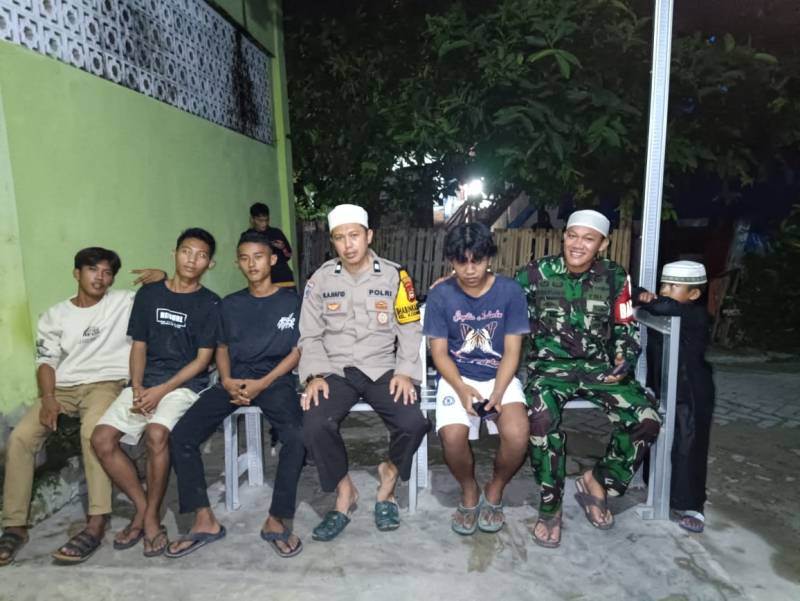 Beri Rasa Aman, Bhabinkamtibmas Bersama Babinsa Pulau Kodingareng Patroli Dialogis
