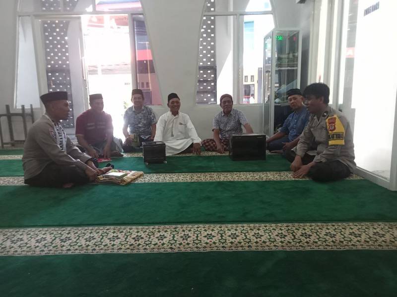 Kanit Bhabinkamtibmas Polres Bantaeng Khutbah Jumat di Masjid Arrafiq