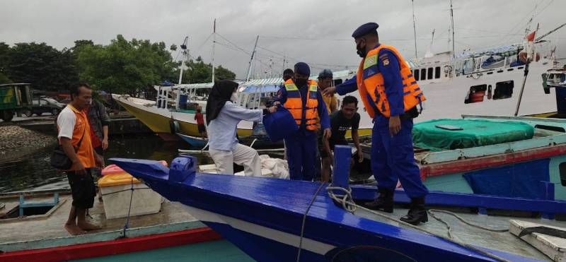 Sosialisasikan Peringatan BMKG, Satpolair Polres Pelabuhan Ajak Nakhoda Utamakan Keselamatan Berlayar