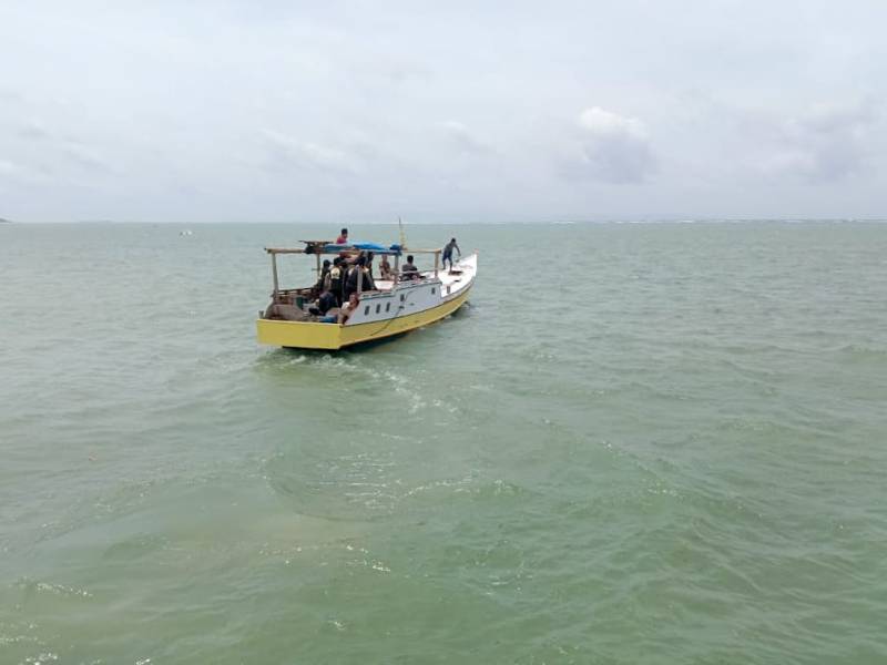 Lima Korban Selamat KLM Kasman Indah 06 Dievakuasi ke Pelabuhan Pattumbukan