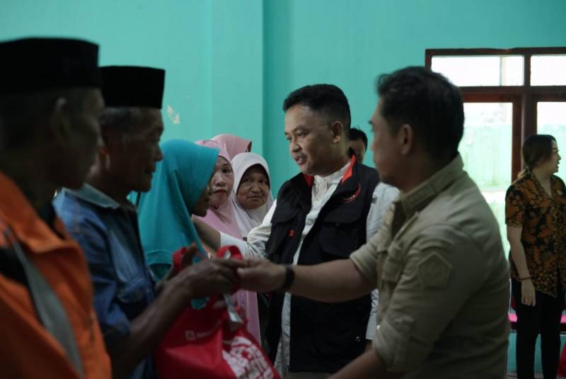 Ilham Azikin Salurkan Bantuan Bencana ke Warga Kayuloe dan Pa'bumbungang