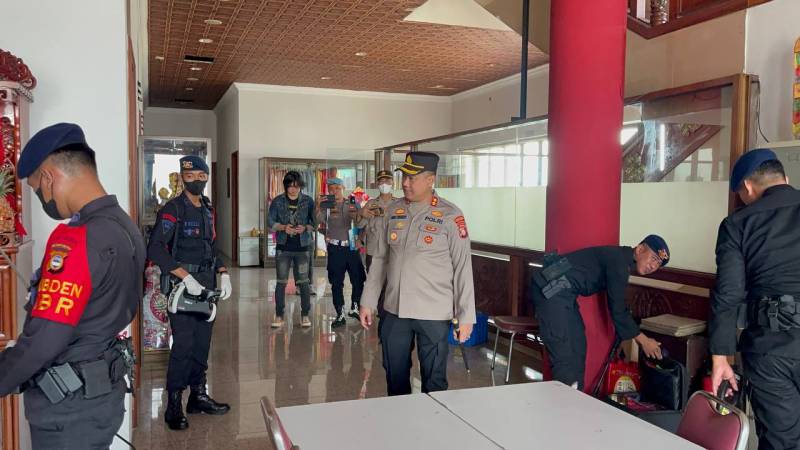 Jelang Imlek, Kapolres Pelabuhan Pimpin Sterilisasi di Klenteng dan Vihara