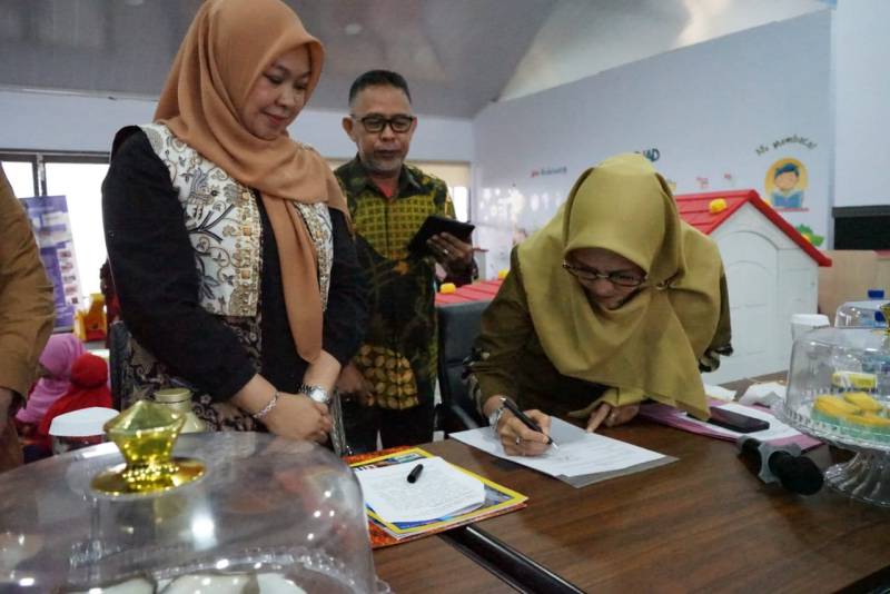 Bunda Literasi Lutim, Sufriaty Budiman Kunker ke Perpustakaan Ibu dan Anak Maros