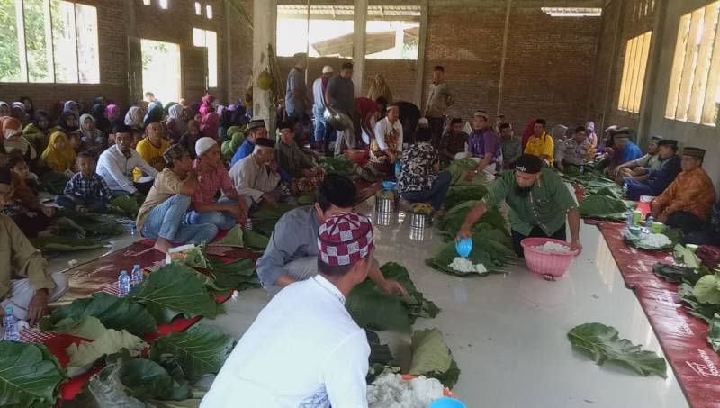 Peresmian Gedung Pertemuan Desa Ranga, Masyarakat Disuguhi Nasi Daun Jati