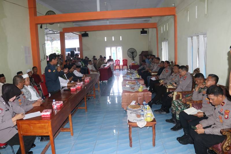 Gelar Jumat Curhat dan Bagi Sembako, Kapolda Sulsel Sambangi Warga Desa Lekopancing Maros
