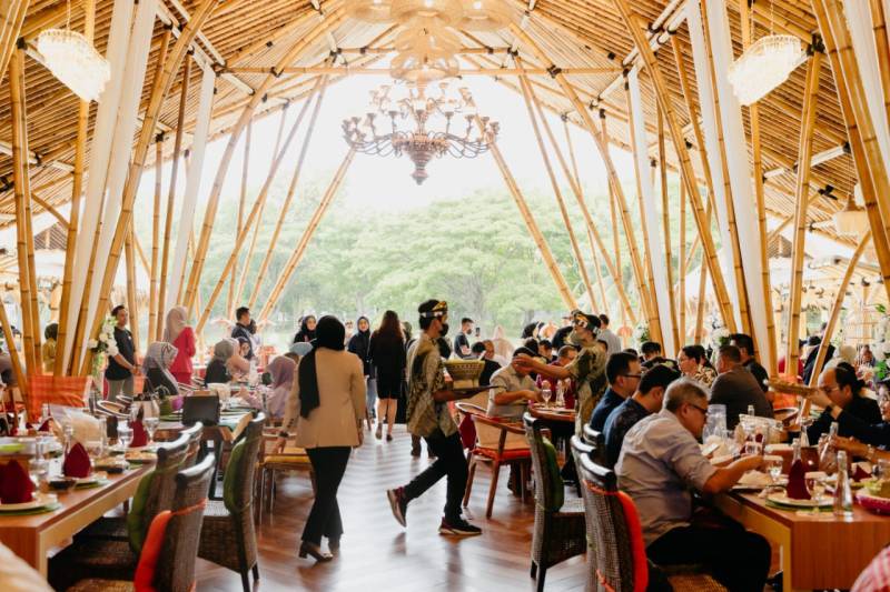 Pantai Akkarena Ekspansi Hadirkan Restoran New Saung Rindu Alam