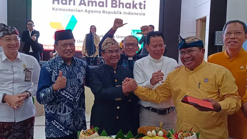 Wujudkan Kerukunan, Upacara HAB-77 Jajaran Kemenag Sulsel Kenakan Baju Adat Nusantara
