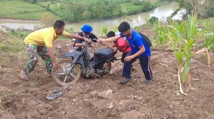 Terisolir, Masyarakat Dusun Kumadang Tak Dapat Mengangkut Hasil Kebun Kepasar