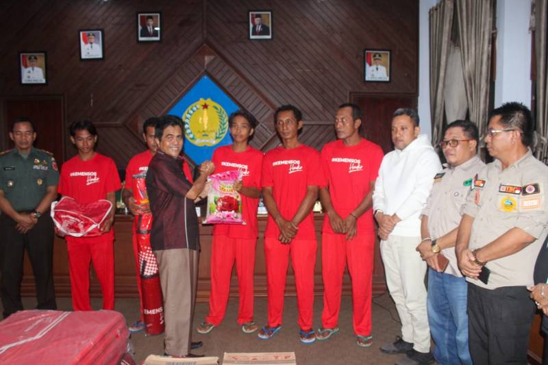 Wabup Selayar Secara Resmi Serahkan Lima  Korban Selamat KLM Kasman Indah 06 Ke Wabup Jeneponto 