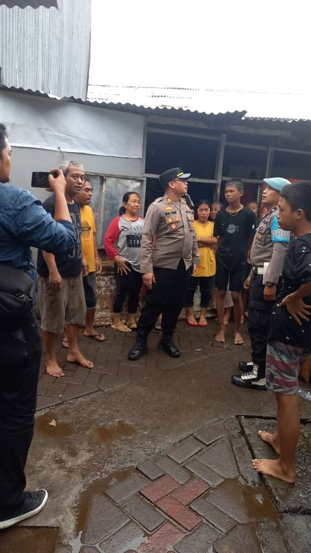 Kapolsek Rappocini Kunjungi Rumah Warga yang Rusak Akibat Diterjang Angin 