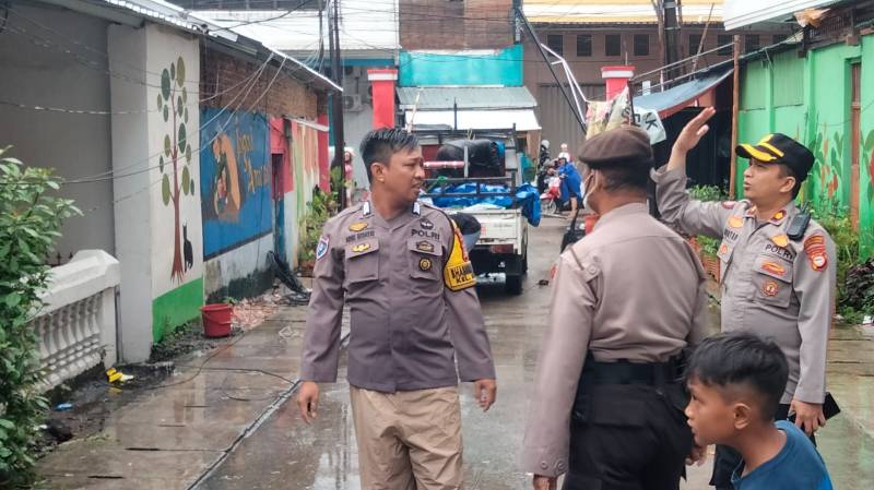 Puting Beliung Terbangkan Atap Ruko dan Timpah Rumah Warga