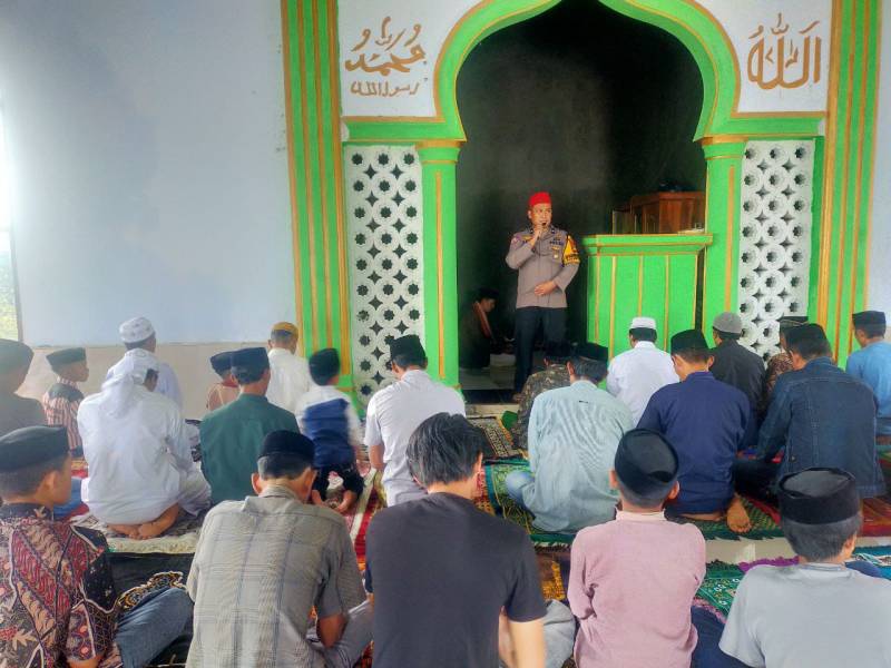 Bhabinkamtibmas Polsek Uluere Lakukan Safari Jumat di Masjid Bokong Paliang