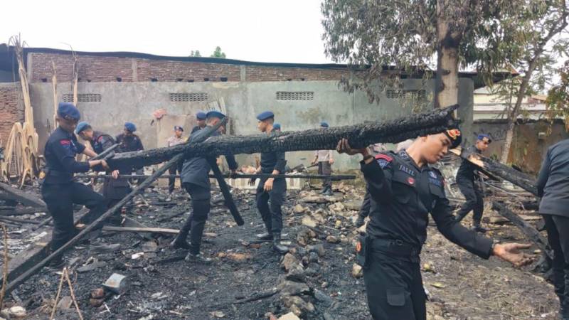 SST Brimob Bone Bersihkan Puing Sisa Kebakaran di Kelurahan Biru 