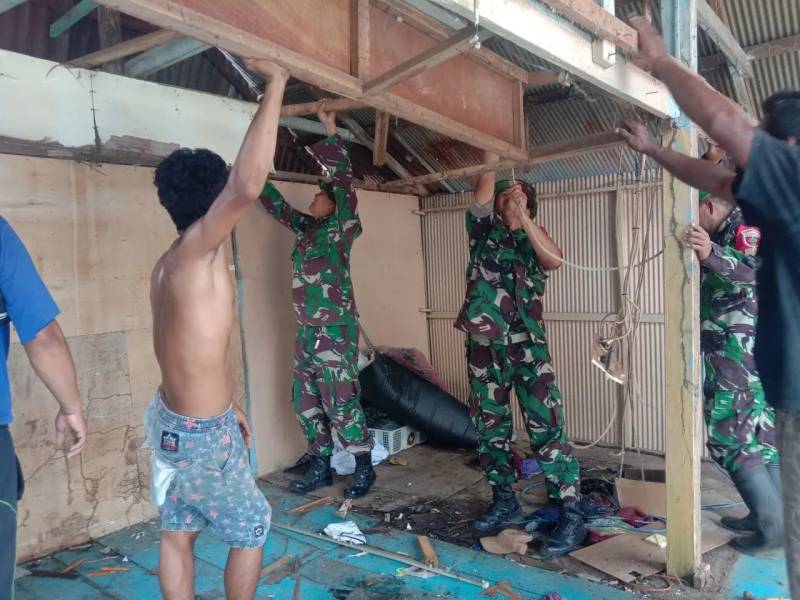 Anggota Koramil 1426-03/Galesong Utara Bantu Warga Perbaiki Rumahnya  Akibat  Angin Puting Beliung
