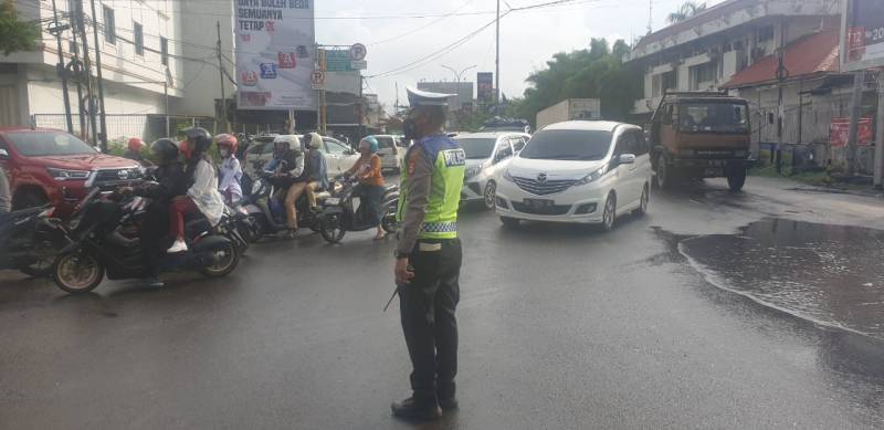 Urai Kemacetan, Satlantas Polres Pelabuhan Makassar Lakukan Pengaturan Lalin