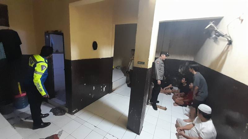 Antisipasi Barang Berbahaya, Polsek Wajo Sidak Ruang Tahanan 