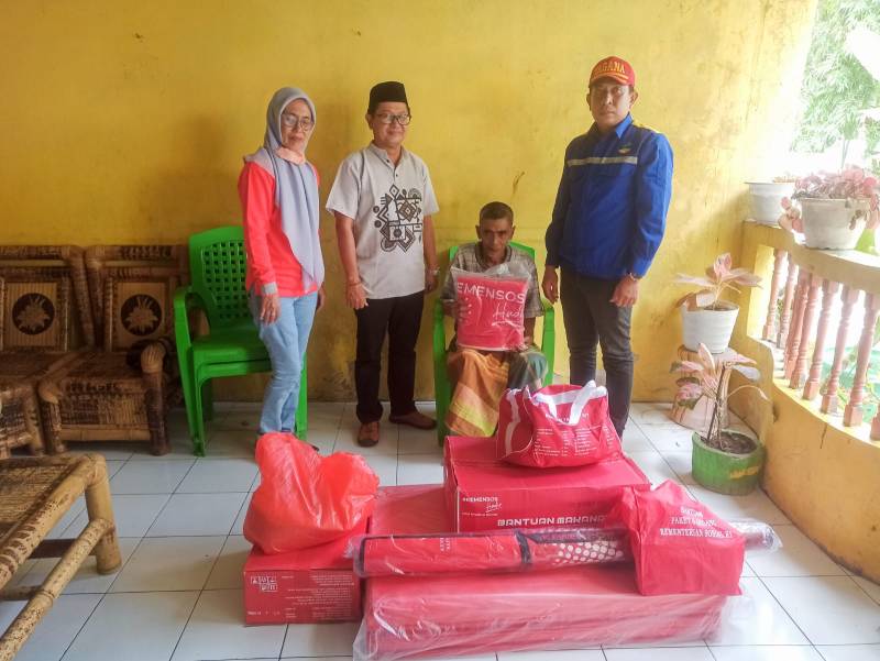 Dinsos Selayar Serahkan Bantuan Kepada Masyarakat Rentan Sosial