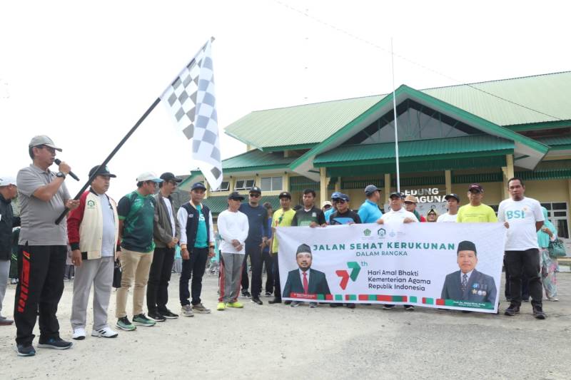 Plt. Kadis Pemuda dan Olahraga Ade Chandra Lepas Jalan Sehat