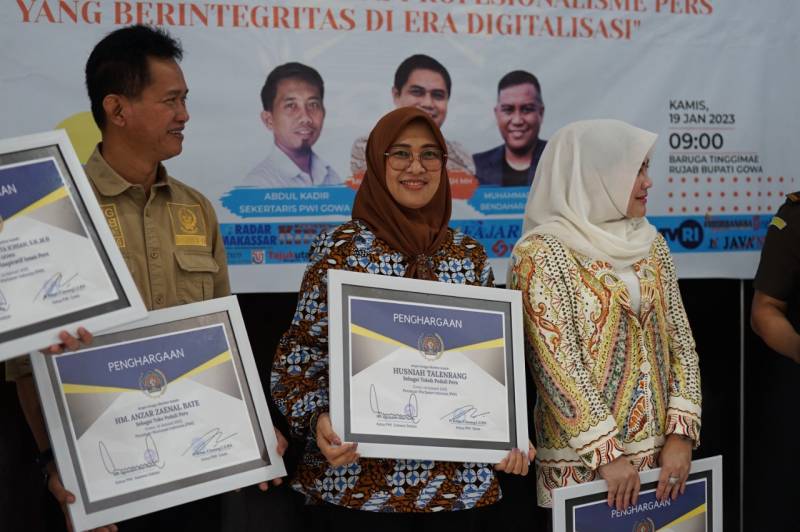 Husniah Talenrang Terima Penghargaan Tokoh Peduli Pers
