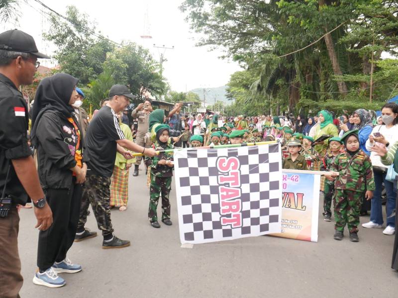 Sekda dan Kadis Pendidikan Palopo Lepas Karnaval Siswa