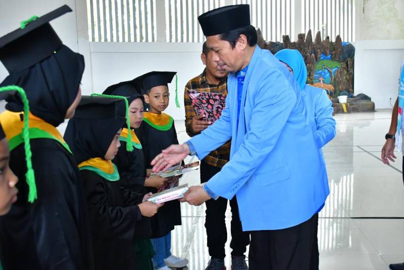 Staf Ahli Bidang Hukum dan Pemerintahan Setda Kota Palopo Ade Chandra Wakili Walikota di Wisuda Santri TKA/TPA Se-Kota Palopo