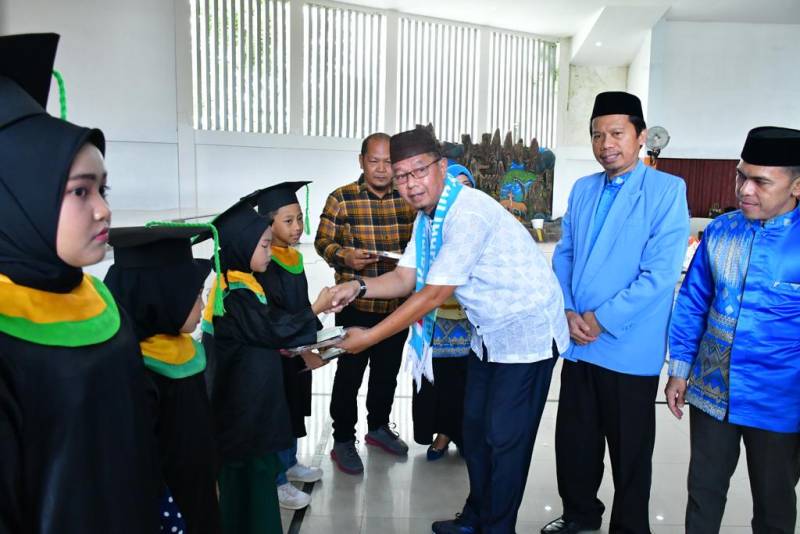 Staf Ahli Bidang Hukum dan Pemerintahan Setda Kota Palopo Ade Chandra Wakili Walikota di Wisuda Santri TKA/TPA Se-Kota Palopo