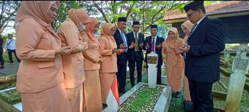 Hargai Jasa Pahlawan, Kemenag Sulsel Gelar Upacara Tabur Bunga di TMP Panaikang Makassar