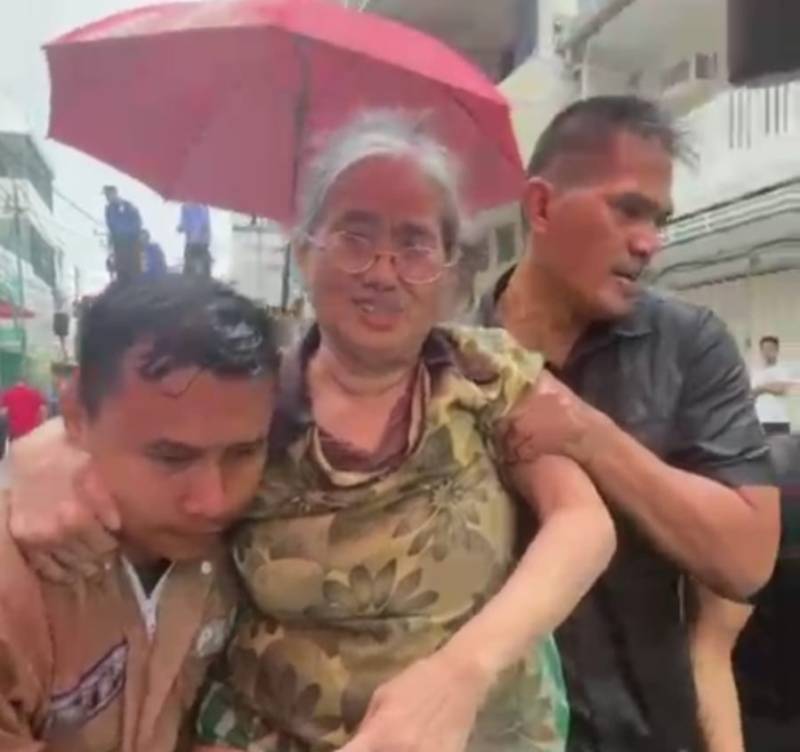 Bhabinkamtibmas Melayu Baru Evakuasi Lansia Terjebak Banjir 