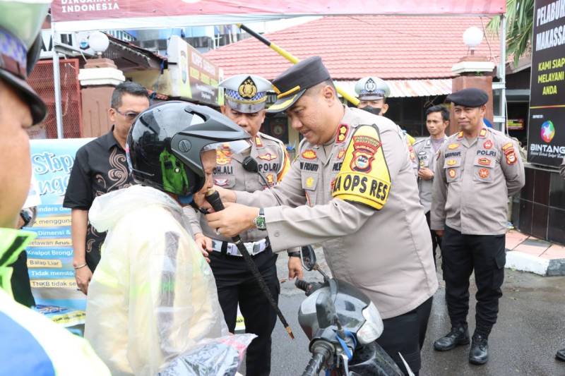 Kapolres Pelabuhan Bagikan Helm dan Jaket Gratis ke Pengendara