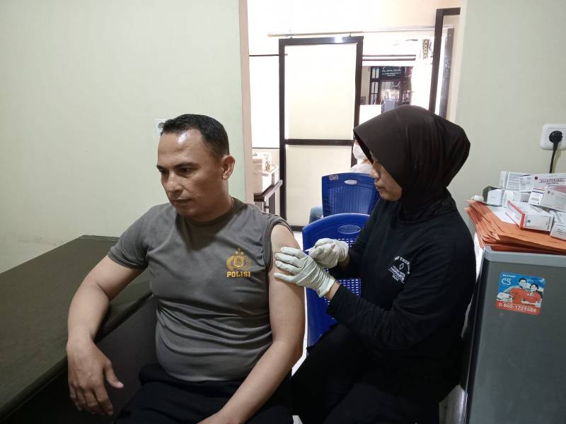 Polres Pelabuhan Berikan Vaksin Booster Kedua ke Personel