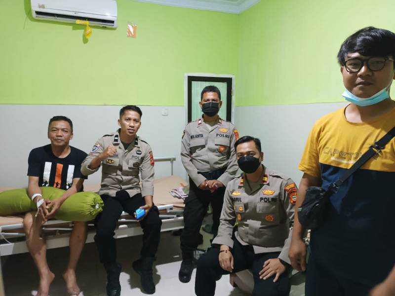 Bentuk Kepedulian, Kapolsek Kawasan Paotere Jenguk Anggotanya yang Sakit