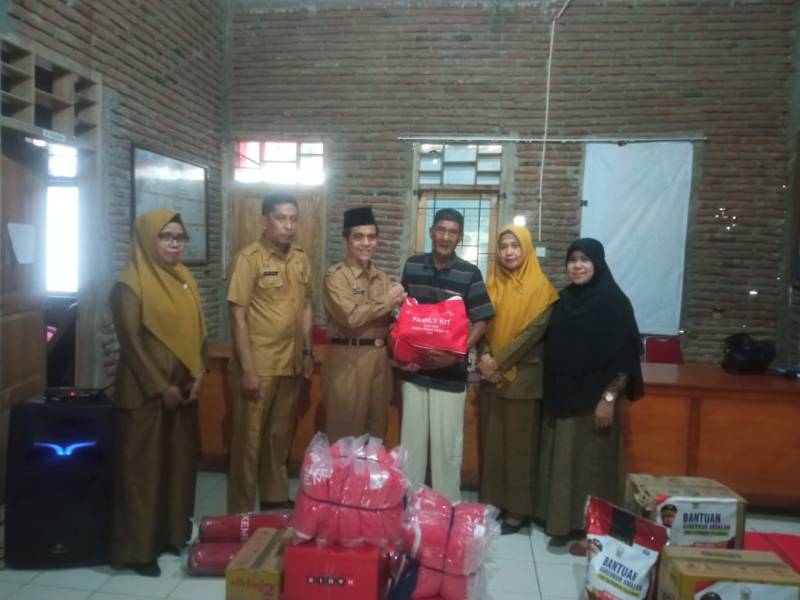 Didampingi Kadinsos, Wabup Serahkan Bantuan Tanggap Darurat Kepada 16 KK Warga Desa Patikarya