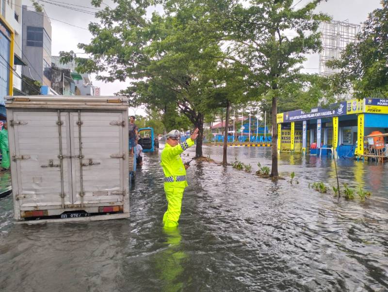 Mengurai Kemacetan Akibat Banjir, Satlantas Polres Pelabuhan Lakukan Pengalihan Arus Lalin