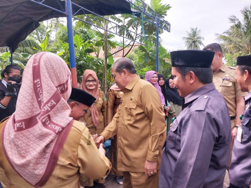 Dollah Mando Serahkan Bantuan Bedah Rumah Baznas ke-25 dan 26