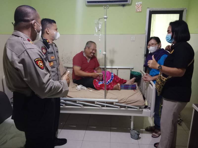 Wujud Empati Pimpinan, Kapolsek Wajo Jenguk Anggota yang Sakit