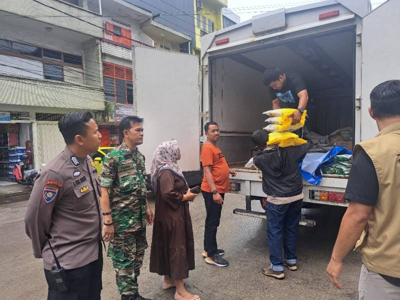 Agar Berjalan Lancar, Polres Pelabuhan Kawal Pasar Murah