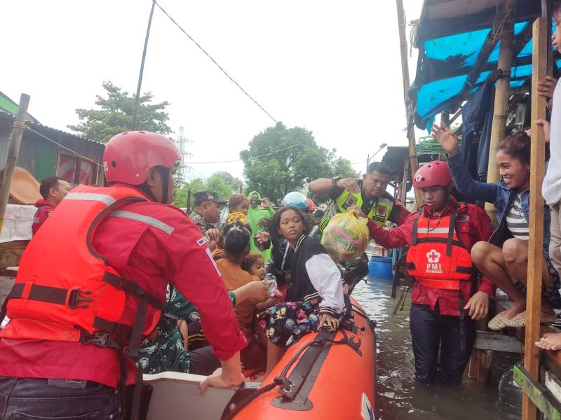 PMI Makassar Turunkan Puluhan Relawan Evakuasi Warga Hingga Distribusikan Bantuan Makanan Siap Saji, Roti dan Hygiene Kit
