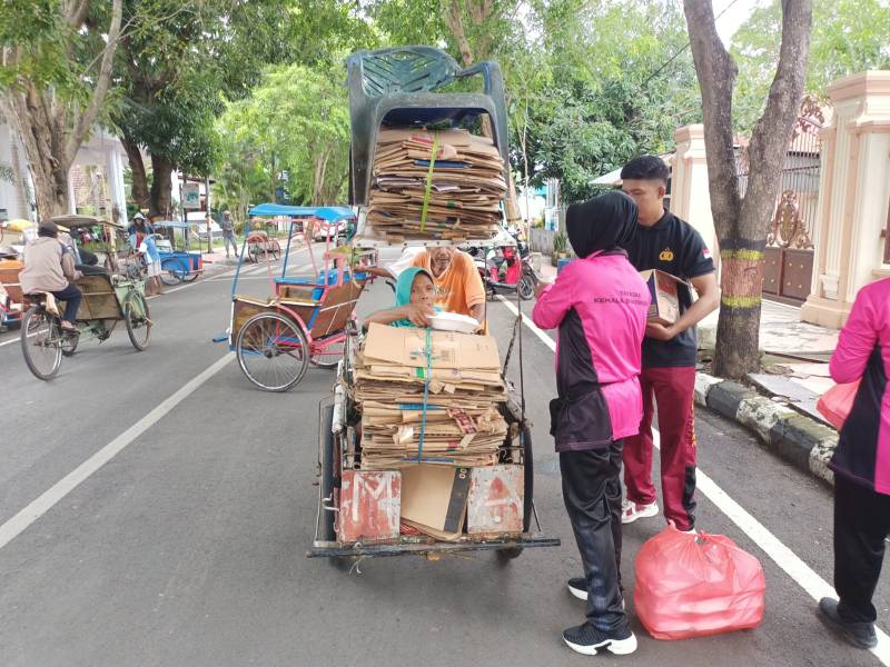 Polres Bantaeng Kembali Bagikan Makanan Siap Saji Ke Warga di"Jumat Berkah Bantaeng Berbagi"