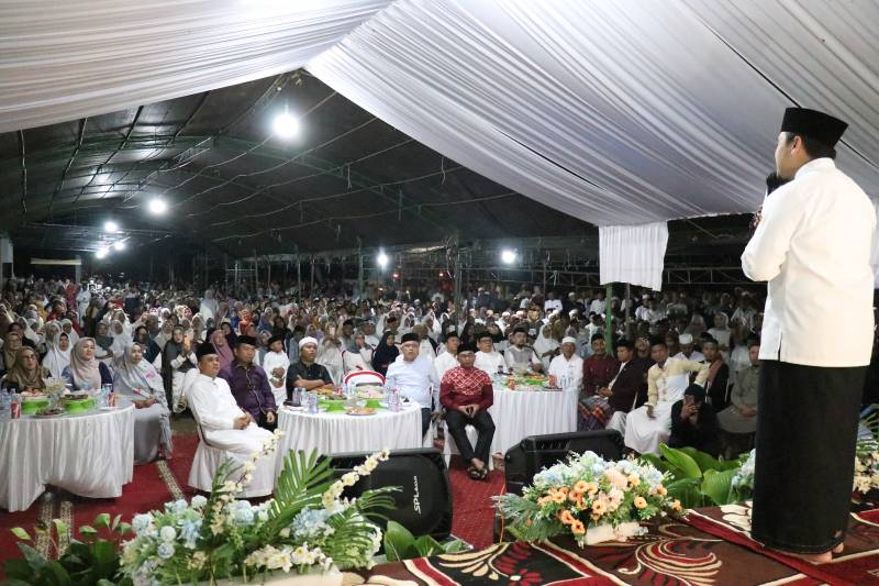 Bupati Bersama Ketua TP PKK Lutim Hadiri Tausiyah 100 Hari Wafatnya Almarhumah Rugaya